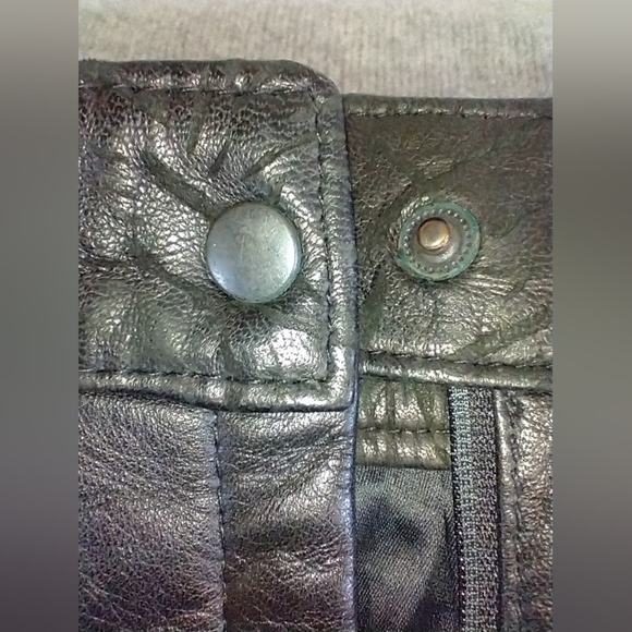 VINTAGE BLACK LEATHER TEXTURED SKIRT - Picture 10 of 14